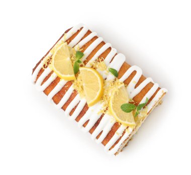 Lezzetli limonlu pasta, taze meyve dilimleri ve beyaz üzerine izole edilmiş nane şekeri.