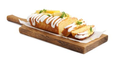 Lezzetli limonlu pasta, taze meyve dilimleri ve beyaz üzerine izole edilmiş nane şekeri.