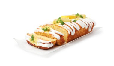 Lezzetli limonlu pasta, taze meyve dilimleri ve beyaz üzerine izole edilmiş nane şekeri.