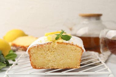 Lezzetli limonlu pasta, taze meyve dilimleri ve nane şekeri, yakın plan.