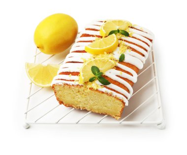 Lezzetli limonlu pasta, taze meyve dilimleri ve beyaz üzerine izole edilmiş nane şekeri.