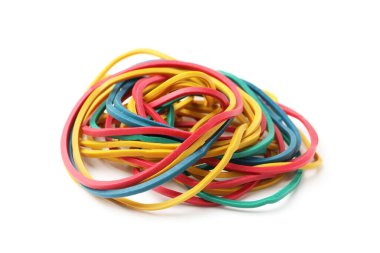 Birçok renkli lastik bant beyaza izole edilmiş.