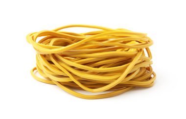 Birçok sarı lastik bant beyaza izole edilmiş.