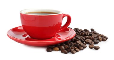 Fincanda Aromatik kahve ve beyaz üzerine izole edilmiş fasulye.