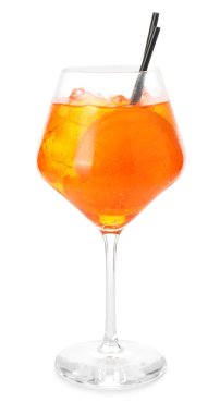 Beyaz üzerine izole edilmiş serinletici spritzer kokteyli.