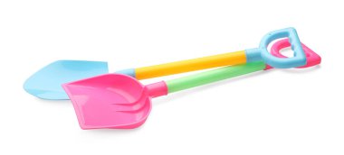 Beyaza izole edilmiş parlak plastik kürekler. Çocukların plaj oyuncakları.