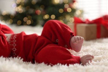 Evdeki yatakta küçük şirin bir bebek, yakın plan. Noel sezonu