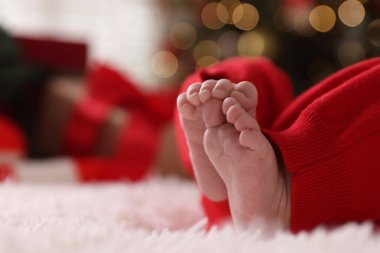 Evdeki yatakta küçük şirin bir bebek, yakın plan. Noel sezonu