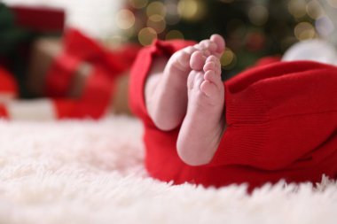 Evdeki yatakta küçük şirin bir bebek, yakın plan. Noel sezonu