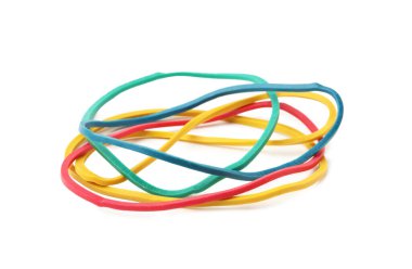 Birçok renkli lastik bant beyaza izole edilmiş.