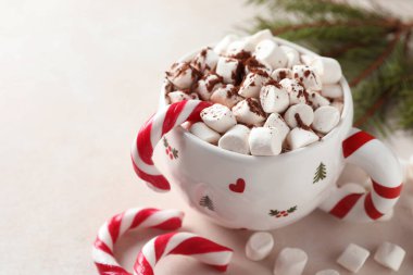 Marşmelovlu lezzetli kakao, baston şekerler ve ışık masasında Noel dekoru, yakın plan. Metin için boşluk