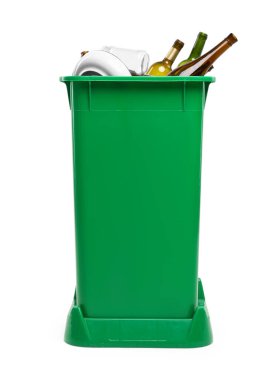 Çöp tenekesinde çöp, beyaz arka planda. Atık sıralama