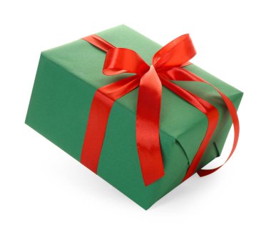 Güzel bir Noel hediyesi kutusu beyaza izole edilmiş.