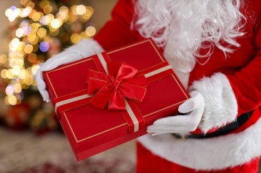 Noel hediyeli Noel Baba içeride, yakın plan. Bokeh etkisi