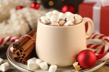 Marşmelovlu lezzetli kakao, baston şekerler, tarçın ve Noel süsü, yakın plan.