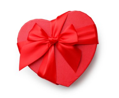 Güzel kalp şeklinde bir hediye, beyaz manzarada izole edilmiş. Sevgililer Günü