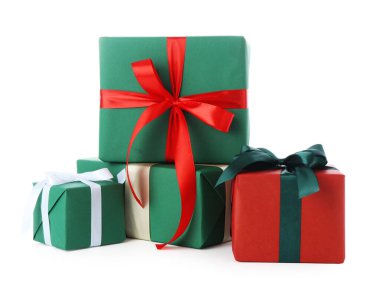 Güzel Noel hediye kutuları beyazlar üzerinde izole.