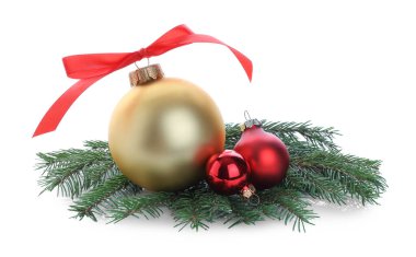 Güzel Noel baloları ve beyaz üzerine izole edilmiş köknar dalları. Şenlik Dekoru