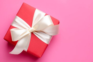 Pembe arka planda güzel bir hediye, üst manzara. Metin için boşluk