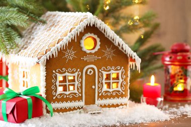 Güzel zencefilli kurabiye evi ve Noel dekoru ahşap masada, yakın plan. Metin için boşluk