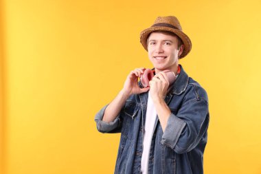 Sarı arka planda kulaklıklı adam. Metin için boşluk