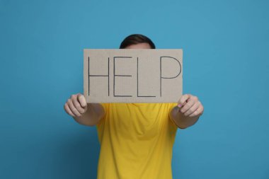 İşaretli adam açık mavi arkaplanda yardım