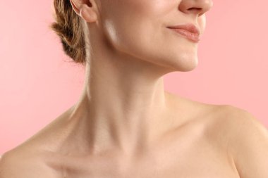 Pembe arka planda normal cildi olan kadın, yakın plan.