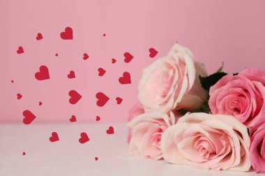 Bir buket pembe gül ve kalpler romantik tebrik kartında