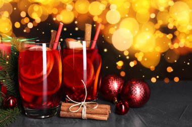 Noel için Sangria içkisi. Bokeh ışıklarına karşı masada bardakta ve dekorda lezzetli bir içecek.