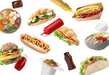 Beyaz arka plana düşen farklı fast food ve soslar. Yemek servisi.