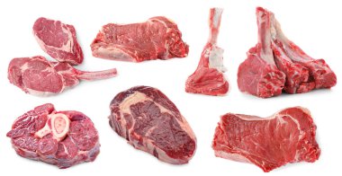 Çiğ et parçaları beyaza izole edilmiş. Taze et.