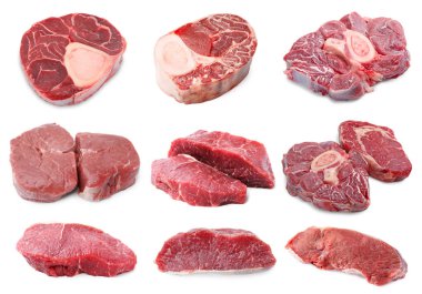 Çiğ et parçaları beyaza izole edilmiş. Taze et.