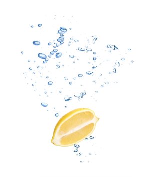 Limonun yarısı beyaz arkaplana karşı suya düşüyor