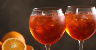 Siyah arkaplana portakal dilimi katıyorum, yakın plan.