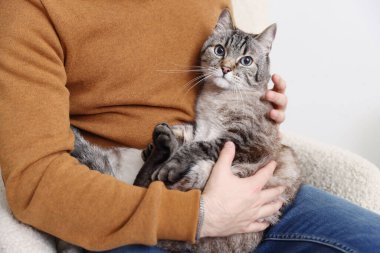 Evinde sevimli kedisi olan bir adam, yakın plan.