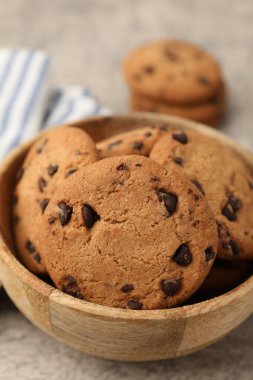 Lezzetli çikolatalı kurabiyeler masada, yakın plan.