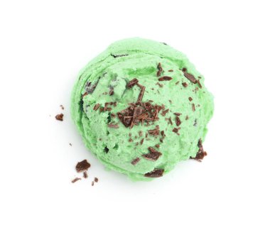 Bir top naneli çikolata parçalı dondurma, beyaza izole edilmiş.