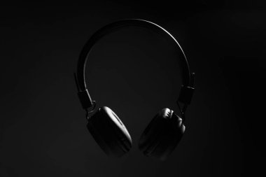 Siyah arkaplanda havalı kulaklıklar