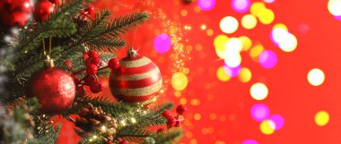 Noel tebrik kartı. Kırmızı arka planda şenlik topları ve bokeh ışıkları olan fidan ağacı, pankart tasarımı