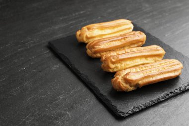 Lezzetli ekler siyah masada. Metin için boşluk