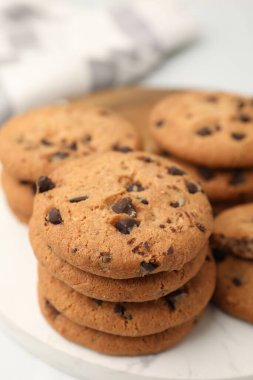 Lezzetli çikolatalı kurabiyeler masada, yakın plan.