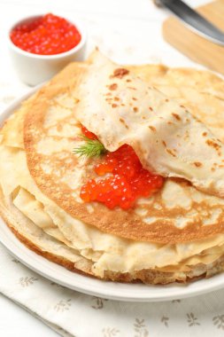 Kırmızı havyarlı ve dereotlu leziz krepler, yakın plan.