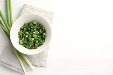 Beyaz ahşap masada taze taze taze soğanlar, üst manzara. Metin için boşluk