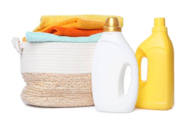 Çamaşır sepeti, yumuşak havlular ve beyaza izole edilmiş deterjan şişeleri.