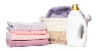 Çamaşır sepeti, yumuşak havlular ve beyaz üzerine izole edilmiş bir şişe deterjan.