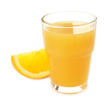 Beyaz üzerine izole edilmiş taze portakal suyu ve meyve dilimi.