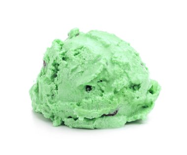 Bir top naneli çikolata parçalı dondurma beyaza izole edilmiş.