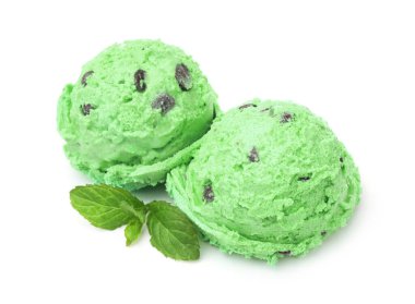 Nane şekerli çikolata parçalı dondurma ve beyaz yapraklar.