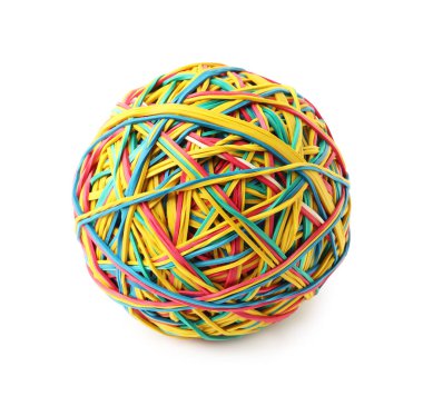 Beyazlar üzerinde izole edilmiş renkli lastik bantlardan yapılmış top