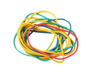 Birçok renkli lastik bant beyaza izole edilmiş.